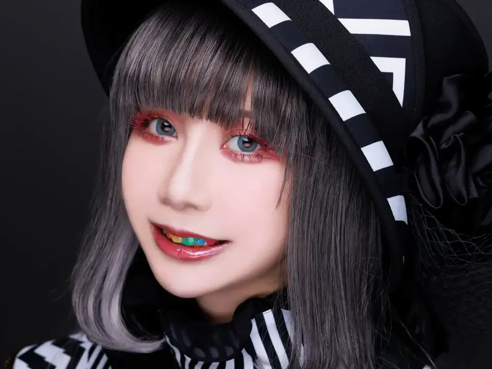 歯の化粧品でカラフルに歯をメイクするコスプレイヤー