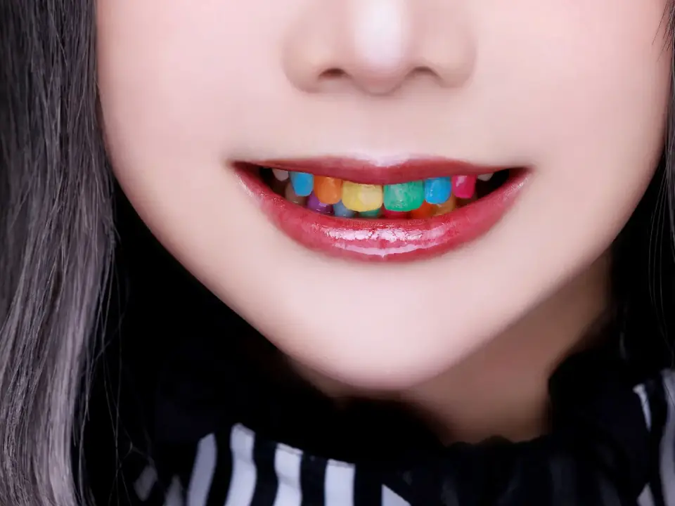歯をカラフルにメイクしたコスプレイヤーの画像